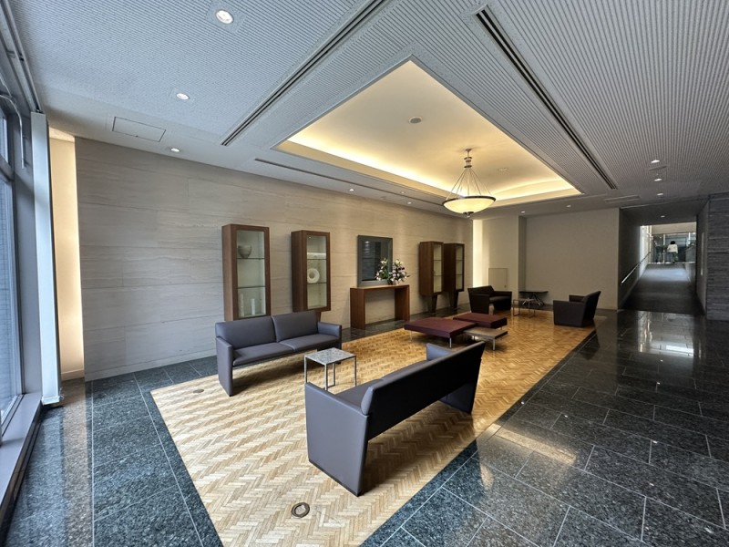 上質感漂う照明やソファが揃えられ、心地よい穏やかな時間が流れる応接スペースです。2021年共用部大規模修繕工事実施済み、定期的なメンテナンス工事が行われています。