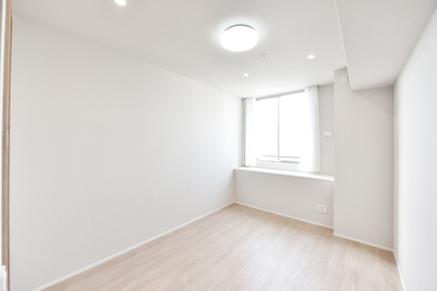 洋室2（約7.9帖）家具を置いてもゆったりとした空間が確保できるプライベートスペースです。ウォークインクローゼットを設置していますので、お部屋をすっきりと整頓できますので、空間を広々と使用できます。