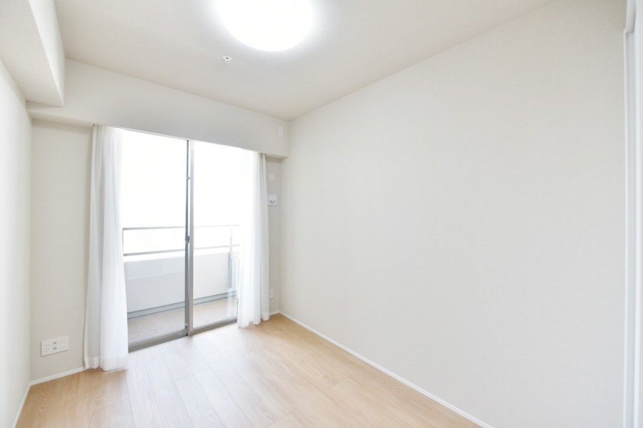 洋室３（約5.0帖）はバルコニーに面し、優しい光とさわやかな風を感じるお部屋です。快適な空間で趣味や課題、自分の時間に集中できます。家族それぞれに大切なプライベート空間を確保できます。