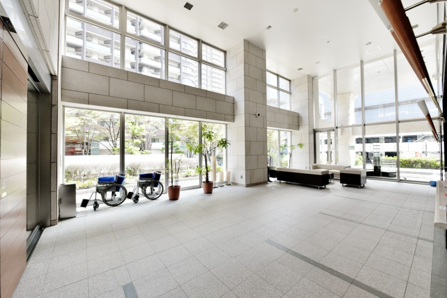 大きな窓とタイルが印象的なロビーです。共用設備も充実しております。ラウンジ・ゲストルーム・パーティールーム・キッズスペース・フィットネスルームがあり、日々の暮らしがより豊かになりそうです。