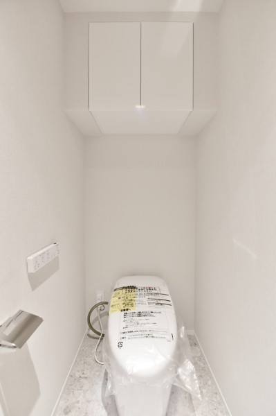 TOTO製ウォシュレット一体型のタンクレストイレを採用しています。汚れが付きにくい素材、お掃除しやすい機能を多数搭載しており、いつも清潔な空間を保てます。吊戸棚があり、小物類の収納に便利です。