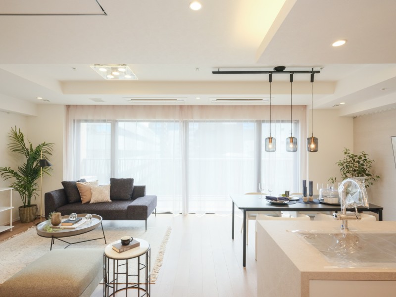 約19.7帖の明るく、開放感溢れるリビングダイニングキッチンです。窓から差し込む光が室内をやわらかく包み、心まで解き放たれるようなひとときを演出します。