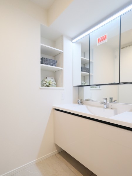 収納豊富で実用的な洗面化粧台を新規設置しました。身だしなみチェックや鏡裏の収納が便利な三面鏡になっています。