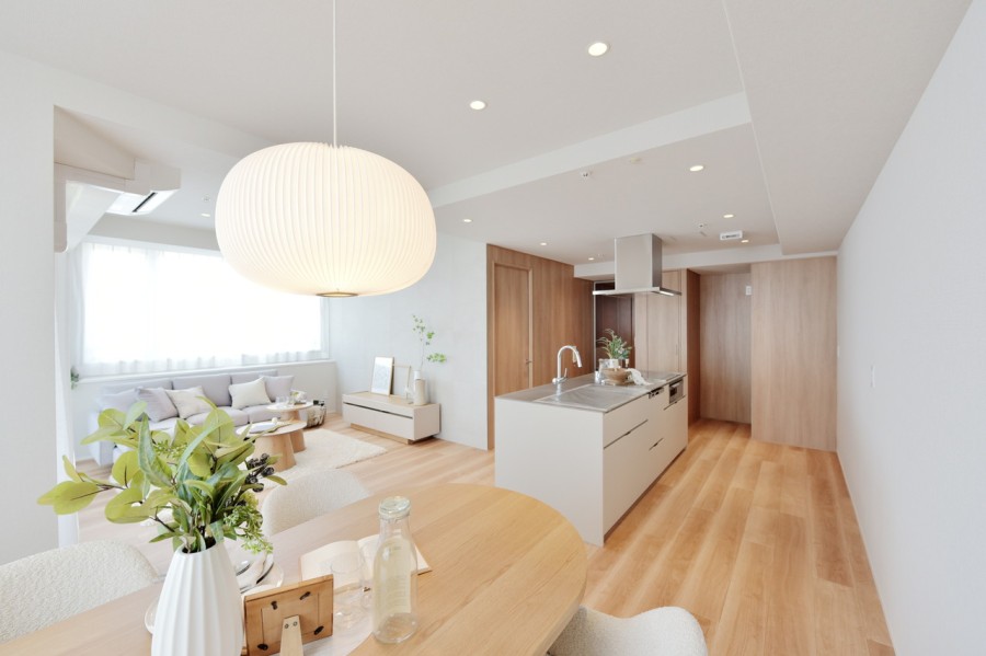 約21.6帖の広々としたLDKです。南西角住戸、二面採光ですので明るく開放的な空間が広がります。床暖房完備ですので、家族が自然と集うくつろぎの空間になりそうです。