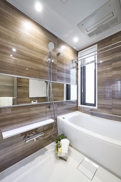 1418サイズのゆとりのあるバスルームには、美しいカーブが特長の浴槽を採用しています。窓があるため日中は自然光を取り込むこともでき、ゆったりしたバスタブで毎日のお風呂時間を心行くまで楽しめます。