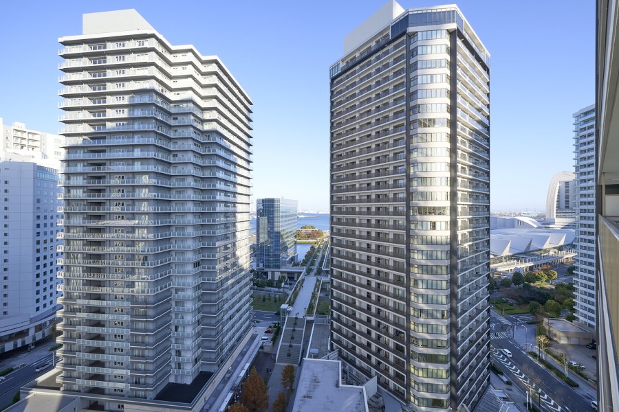 バルコニーからは都会的なみなとみらいの街並みと、夜には煌めく夜景を望むことができます。