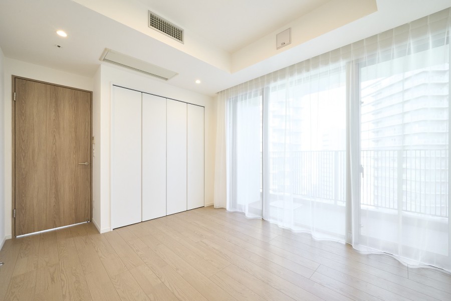 洋室1には頼もしい収納力を持つワイドクローゼットを備え付けました。かさばりやすいアウターやオフシーズンの衣類など、たっぷり収納できます。