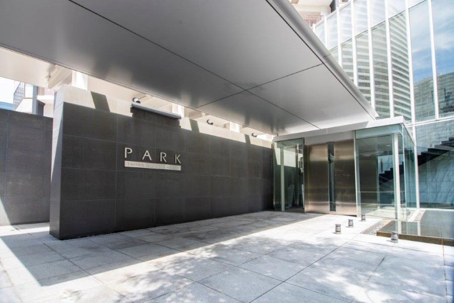 上質感に包まれた重厚な意匠で迎えてくれるエントランスです。ラウンジ、ライブラリー、ゲストルーム、最上階にはスカイオーシャンガーデンなどの多彩な共用施設がございます。