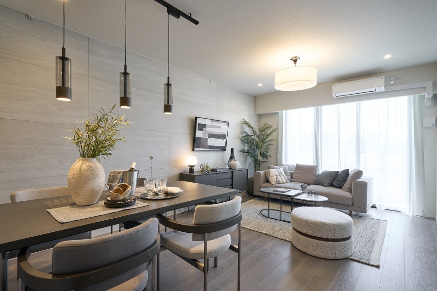 大きな窓からたっぷりの光が差し込み、穏やかな時間が流れます。LDには床暖房マットを設置していますので、これからの寒い季節でも快適にお過ごしいただけます。