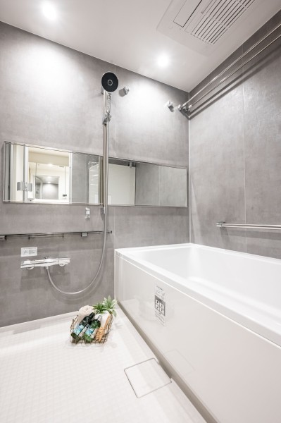 バスルームはグレーを基調とした落ち着きある空間に仕上げました。日々の疲れを癒したいときにも、ゆったりと過ごせる心地よいひとときを演出します。