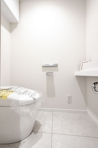 タンクレストイレやスティックリモコンを採用し、すっきりとした印象のレストルームです。毎日使う場所だからこそ、清潔感と使いやすさに配慮しています。
