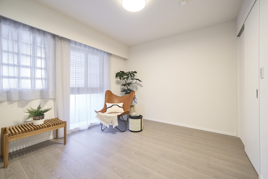 洋室1は約7.5帖の広さがあります。ウォークインクローゼット付きで居室部分を広々とお使いいただけるので、主寝室にもぴったりです。