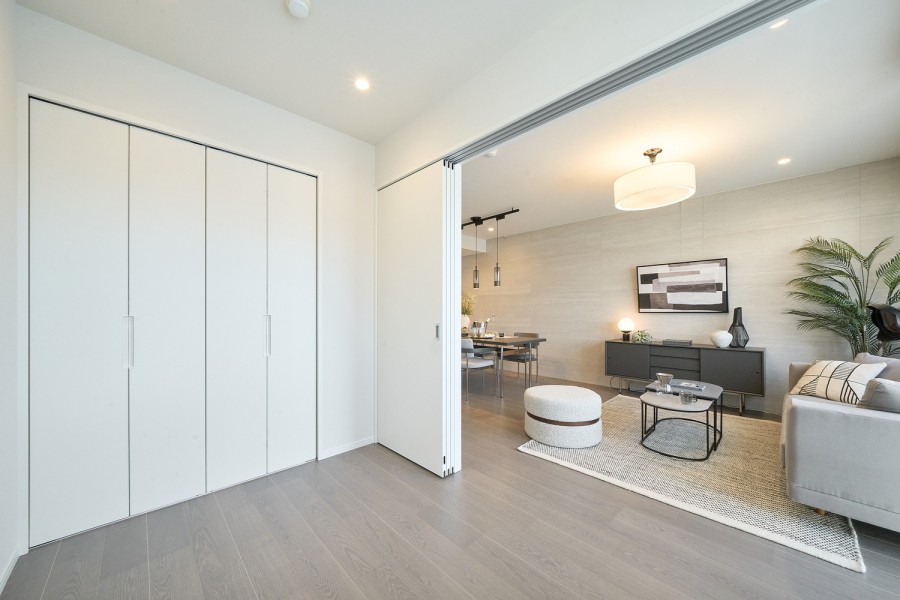 洋室2は約4.7帖の広さがあります。温もりを感じるフローリングやホワイトで統一された壁紙がやわらかい雰囲気を演出してくれます。