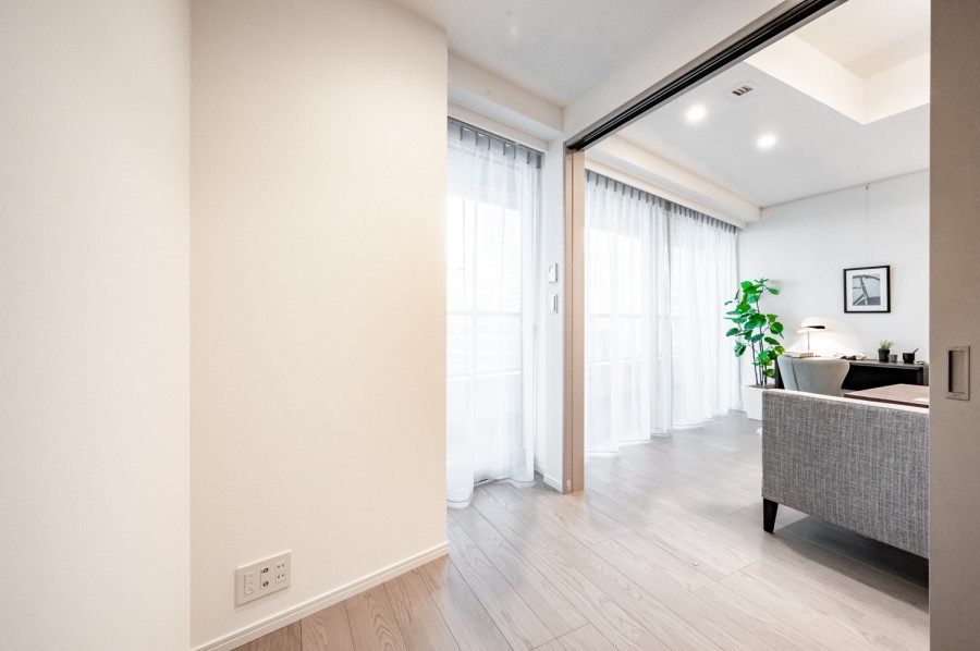 洋室2は約4.2帖のお部屋です。洋室にも明るい自然光が注がれ、ほっと一息つけるやすらぎの時間が流れます。