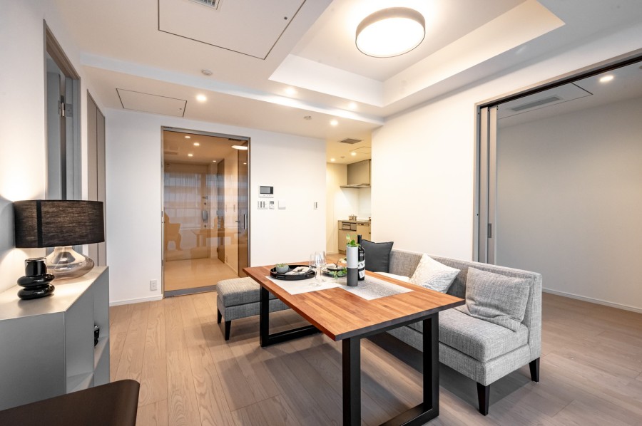 LDを折り上げ天井にしました。解放感があり気品のある雰囲気を演出しています。また、LDには床暖房を設置したので、寒い冬でも足元からじんわり温もりを感じます。