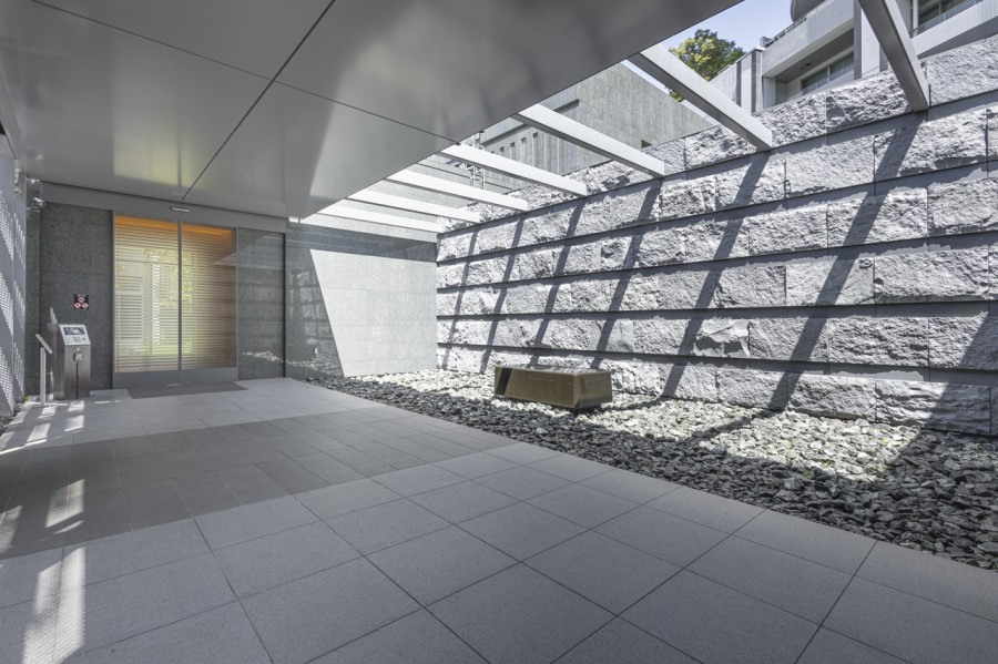 エントランスロビーへと続く、大理石を贅沢にあしらった美しいコリドーです。心地よい陽の光が差し込み、穏やかな時間が流れます。