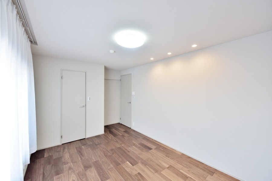 洋室２（約7.6帖）は東側に窓があり、気持ちの良い朝日を取り込むお部屋です。落ち着いた色合いの内装ですので、心や体をしっかりと休めることができるプライベートスペースです。