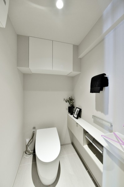 TOTO製ウォシュレット一体型のタンクレストイレを採用しました。手洗いカウンターを備え付けていますので家族やゲストが快適に使用できます。吊戸棚を設置し、小物類の収納に便利です。