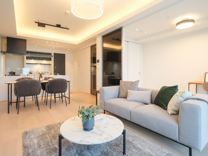 リビングには床暖房が敷設されているので、寒い季節でも足元からの冷えを気にせずにご家族やお友達と快適に団らん時間をお過ごしいただけます。