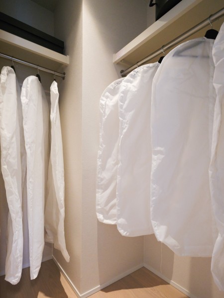 洋室1にはウォークインクローゼットがあります。かさばるアウターや季節物の寝具、家電などを収納することができ、居室を広くお使いいただけます。居室と同一の色調で統一感を感じられます。