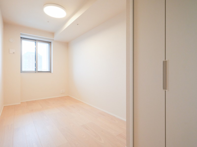 洋室2は約5.4帖の広さがあり、テレワークや作業スペースにも使いやすいお部屋です。クローゼット付きのため、居住スペースを広々お使いいただけます。