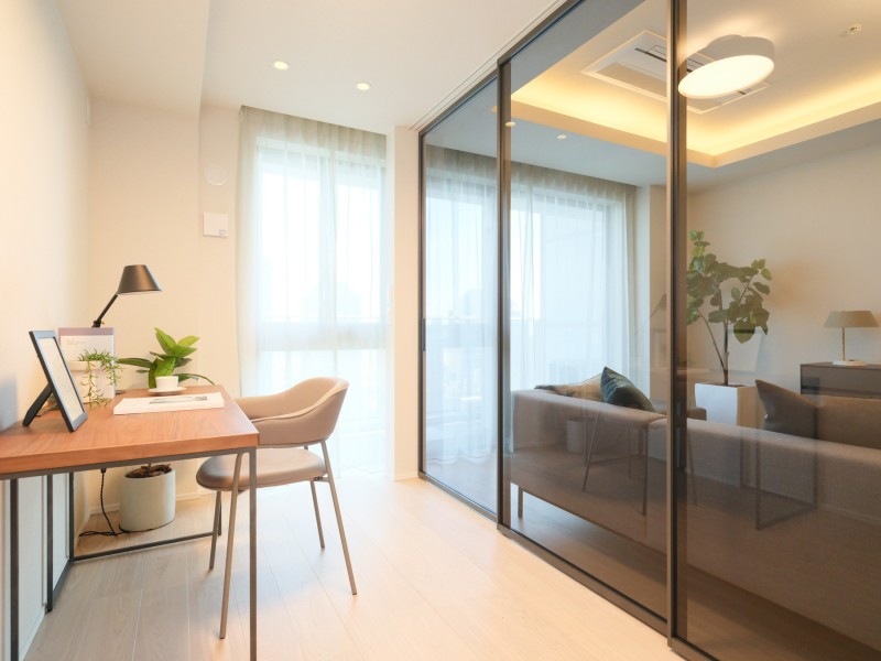 洋室3は約4.2帖のお部屋です。扉の開閉次第で拡張リビングとして、個室としてなど、ライフスタイルに合わせてフレキシブルにお使いいただけます。