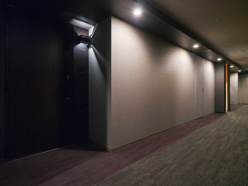 重厚感のあるダークカラーの扉はラグジュアリーな空間となっております。住戸付設のトランクルームがあり、アウトドアグッズなどの収納にもご利用いただけます。24時間有人管理のマンションです。