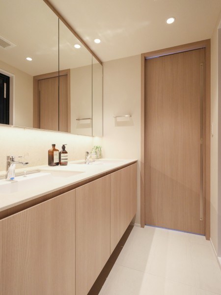 ダブルボウルの洗面化粧台は広々とお使いいただけ、ホテルライクな気分になります。洗面室は廊下とキッチンからの2WAY動線で回遊性が高く、機能的な設計にこだわりました。
