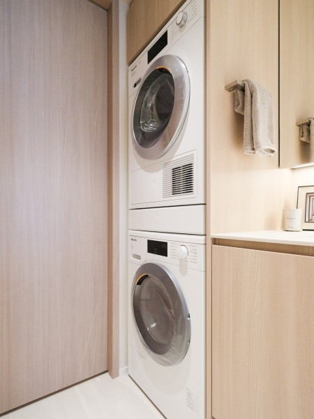 洗面室にはMiele（ミーレ）製の洗濯機と乾燥機を設置いたしました。衣類や素材のダメージを防いだり、素材に応じて優しくケアしながら洗い、乾かすドイツ式のお洗濯を実現できます。お洗濯が楽しくなりますね。