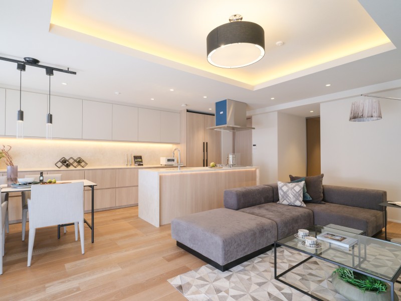 温もりを感じるフローリングやホワイトで統一された壁紙が、やわらかい雰囲気を演出します。素朴さと、どんなインテリアも受け止める柔軟性が魅力です。