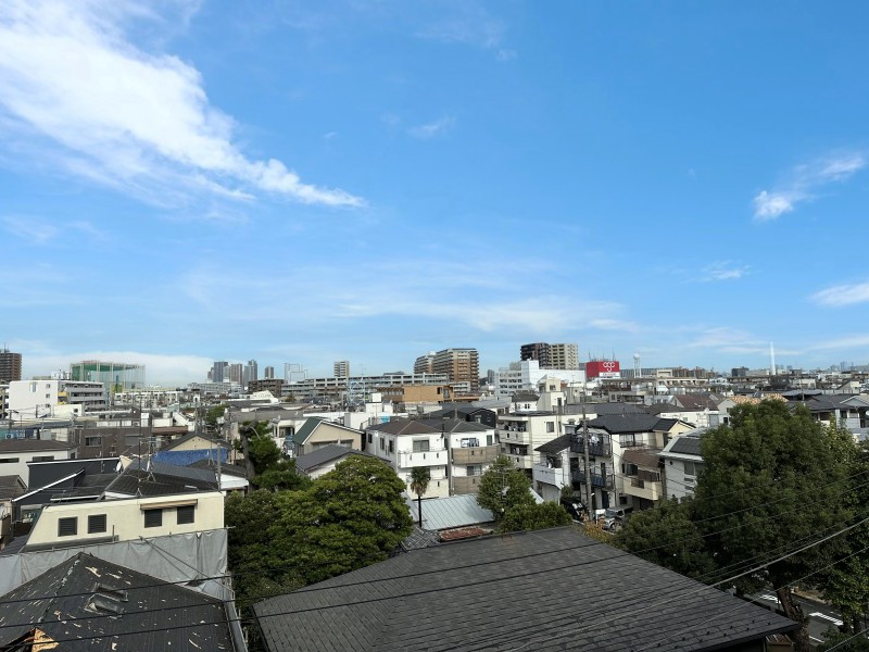 遠くまで青々と広がる大空が日常になり、凛とした空気が流れ込む眺望です。清らかで穏やかな時間が流れ、明日への活力を養うことができそうです。