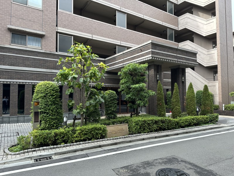 手入れの施された植栽が安らぎの居住空間へ誘うエントランスです。重厚感と気品が溢れる共用部です。