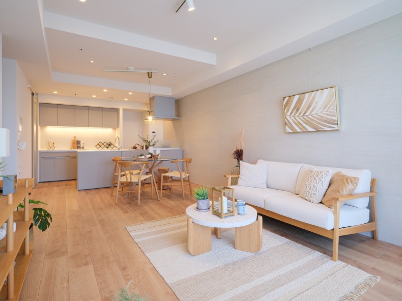 約19.0帖の広々としたLDKには大きな窓があり、優しい陽光がお部屋を明るく照らします。床材には、心安らぐひとときを紡ぐ木のぬくもりをたっぷり感じる上質な素材を採用しました。