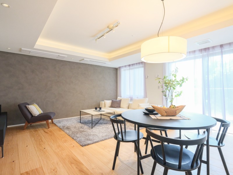 約23.3帖の広さのLDKはご家族やお友達が集まりパーティーを開催してもゆとりのある広さとなっております。大型の家具も設置可能です。大きな窓からたっぷりの陽光を取り込み、お部屋を明るく照らします。