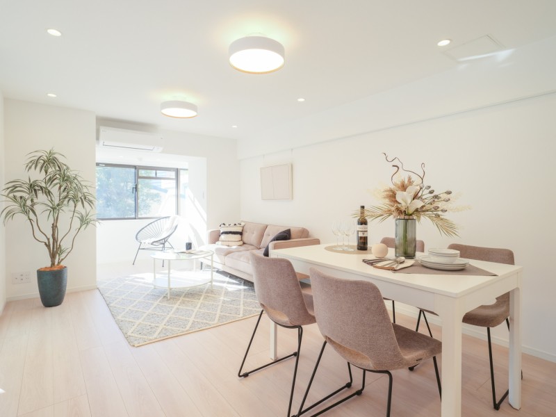 約17.3帖のLDKは、自然の優しい温もりを添えた居心地の良い内装に仕上がりました。多彩な豊かさが紡ぎ、穏やかな時間が流れます。