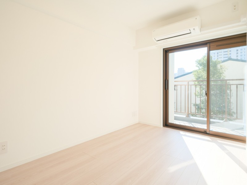 洋室2は約5.0帖のお部屋です。住まう方の趣味や感性で飾っていただけるように、シンプルな内装で仕上げています。