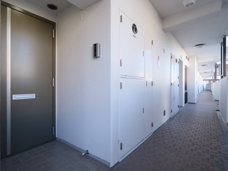 共用部の手入れが行き届いた様子からは、管理体制の良さがうかがえます。オートロック完備、24時間ゴミ出し可能なマンションです。