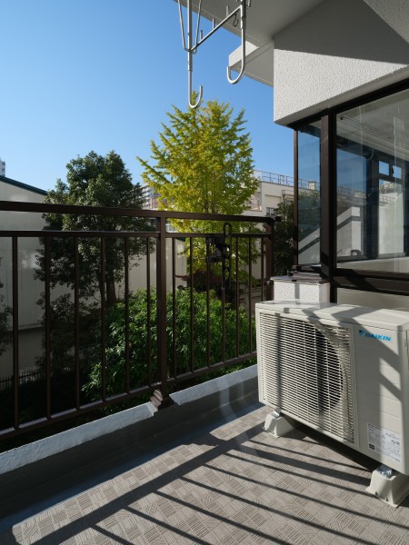 変わりゆく空の色を楽しみながら日々をアップデートできそうです。物干し金具が設置されており、洗濯物を干すことが可能です。