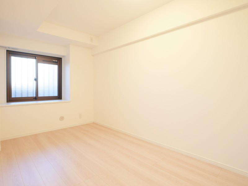 約6.2帖の洋室1です。過ぎゆく時間をのびやかに感じ、プライべート時間を満喫できるお部屋となっております。