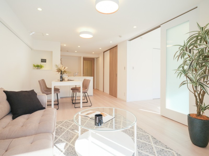 フローリングは木の温もりと美しさ、上質感を味わえる床材を採用しました。空間を華やかに彩り、心地よさで包みます。