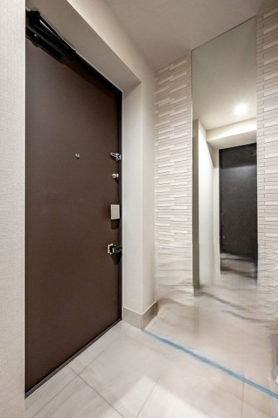 玄関には人感センサー照明を採用していますので、いつでも明るい空間が出迎えてくれます。収納豊富なシューズインクローゼットがあり、ご家族のシューズをしっかり収納いただけます。