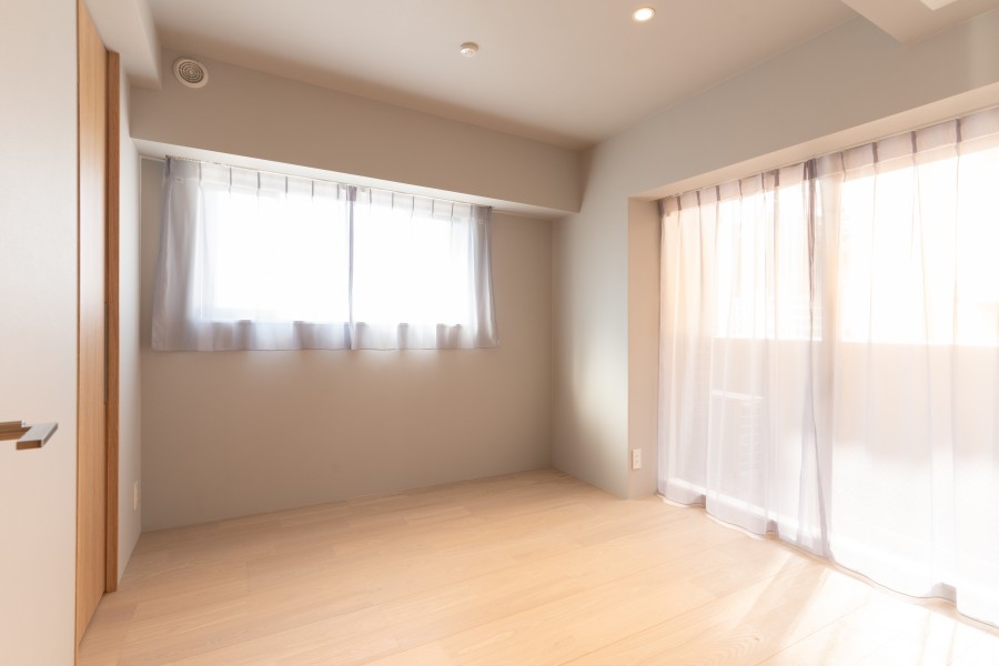 洋室1は二面採光で開放的なお部屋です。リビングから一番遠く、過ぎゆく時間をのびのびと感じることができるプライベート空間です。