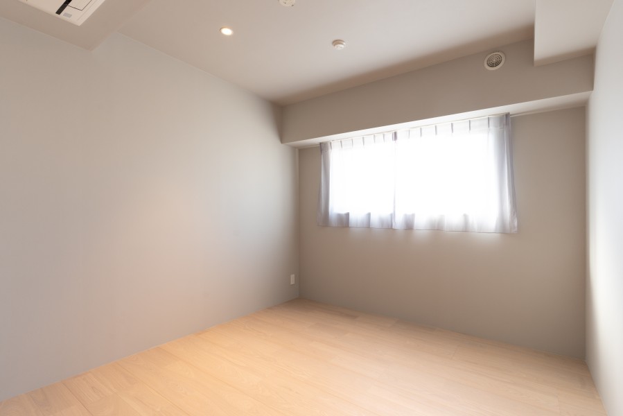 洋室2は約5.4帖のお部屋です。クロスとフローリングの間には巾木を設けず、ノイズレスで繊細な技術のこだわりを重ねた内装です。