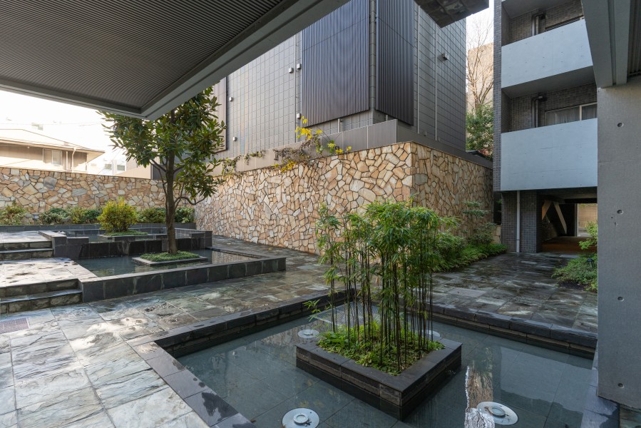 マンション共用部には庭園や池があり、ハイグレードなレジデンスが住まう方の暮らしを彩ります。2023年大規模修繕工事済みで管理体制良好です。
