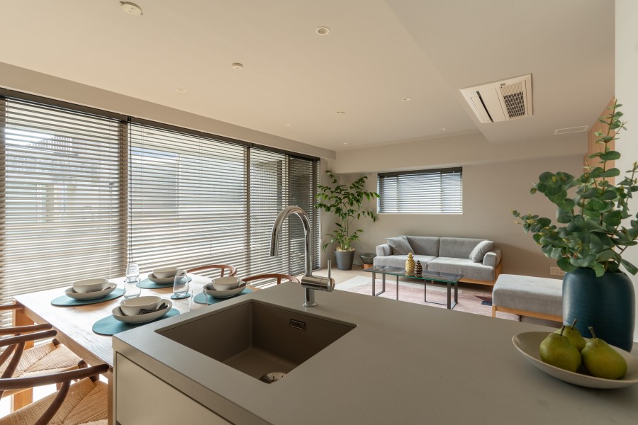 キッチンからリビング全景が見渡せるレイアウトを採用しました。キッチン横にはダイニングテーブルを配置するスペースがあり、キッチン一体となったダイニング空間がつくれます。