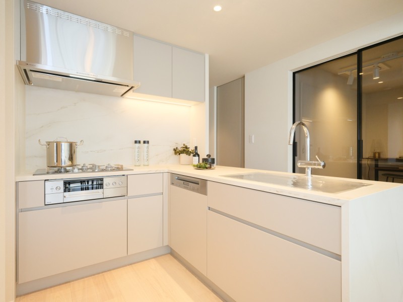 暮らしの中心として、ご家族が自然と集まる空間が実現する開放的なオープンキッチンです。コンロはガラストップでお掃除が簡単、機能性やデザイン性を兼ね備え、暮らしにフィットした設計です。