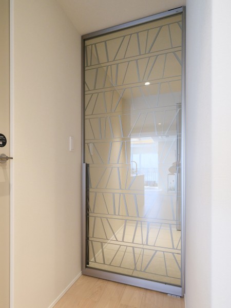 リビングへ続く扉はコンフォート製のRaikiを採用しました。空間に開放感と軽やかさを演出します。周囲の素材と調和する仕上げで、住まい全体に落ち着いた雰囲気を添えています。