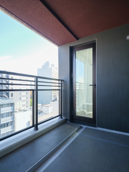 リビングと洋室3に面したバルコニーです。暮らしの中で大切な光と風を演出してくれる居心地の良い空間です。