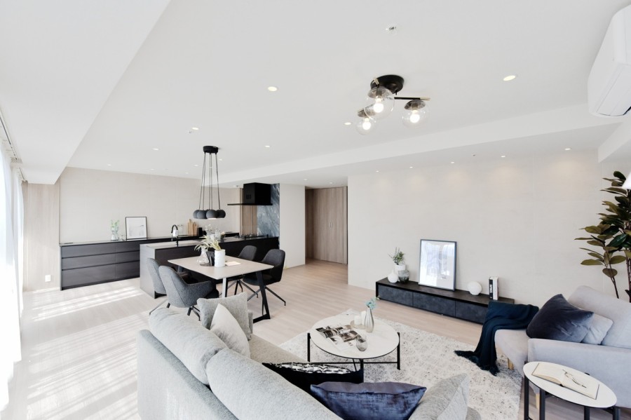 １３階部分南東角住戸です。南と東の二面から採光のあるLDKは約28.8帖の広さ、折り上げ天井でさらに奥行きと開放感を生み出しています。神戸の街に馴染む洗練されたスタイリッシュな色彩の内装に仕上げました。