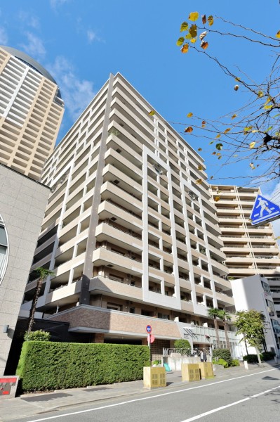 阪急線、阪神線、ＪＲ線、地下鉄線へ６駅４沿線利用可能な便利な立地です。旧居留地と北野を結ぶ神戸らしい異国文化あふれるトアロード沿いに佇むマンションです。平成15年建築、総戸数89戸、清水建設施工です。